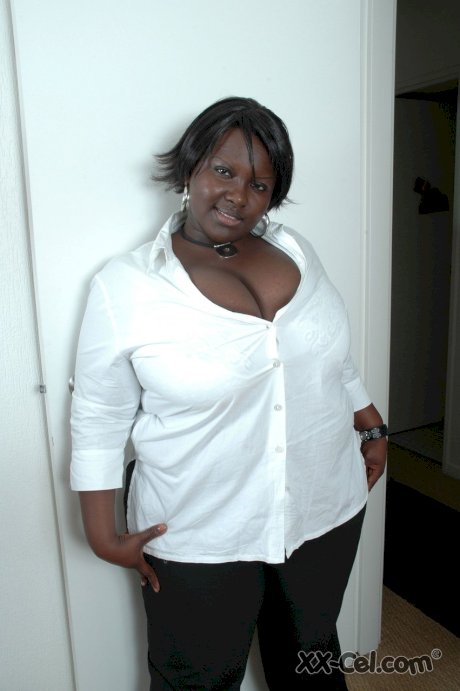Ebony BBW Mariana Kodjo unleashes her enormous tits and plays with them