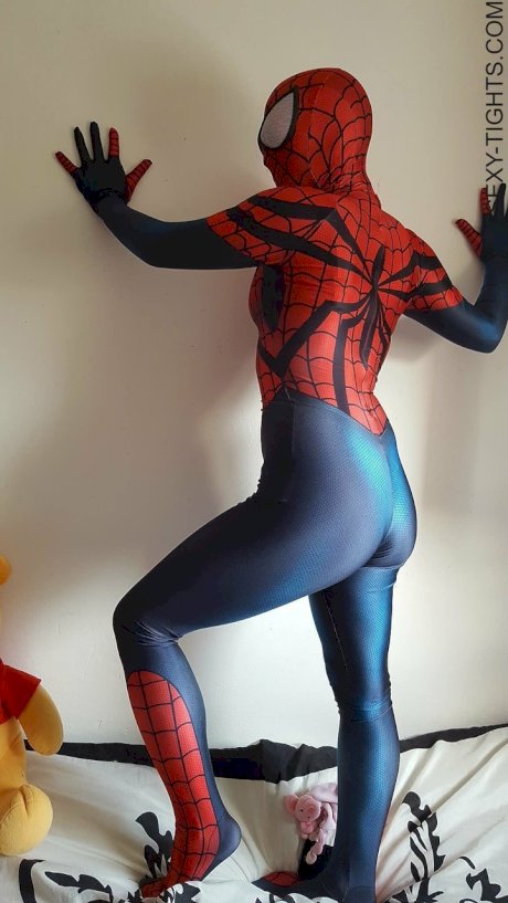 Cosplayer shows off her tight booty in a Spiderman costume on her bed