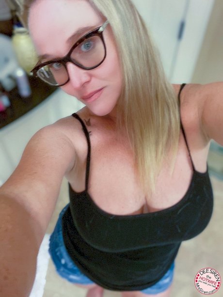 Blonde fatty Dee Siren strips to her turquoise panties & shows her juicy tits