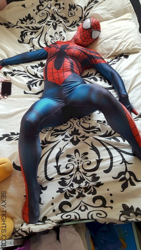 Cosplayer shows off her tight booty in a Spiderman costume on her bed