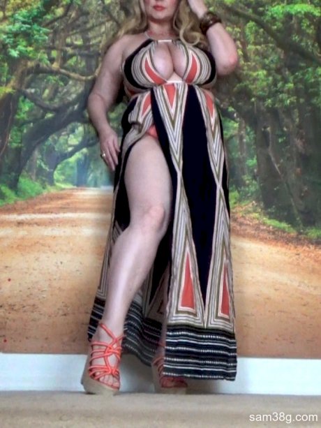 Horny MILF Samantha 38G flaunts her huge cleavage while posing in a dress