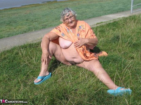 Geeky Grandma Libby flashing her monster mature curves in the filed