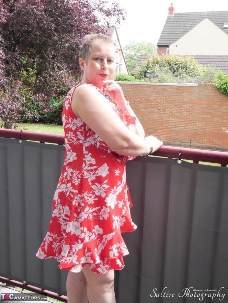 Mature amateur Posh Sophia exposes her big butt and snatch in red heels