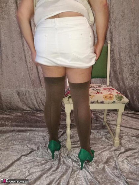 Big titted oma Caro pulls down her underwear to show her big ass in nylons