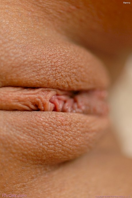 Glamour babe Renna showing her tasty pink pussy in vagina gaping closeups