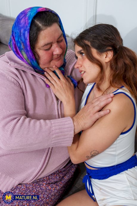 Fat granny Edina & petite teen Valentina Lapiedra undress & finger each other