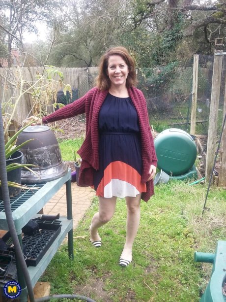 Amateur plumper from the USA gets naked to masturbate in a greenhouse