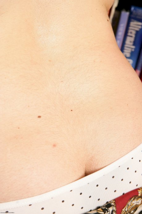 Amateur teen Marie reveals her chubby and hairy body in a solo show
