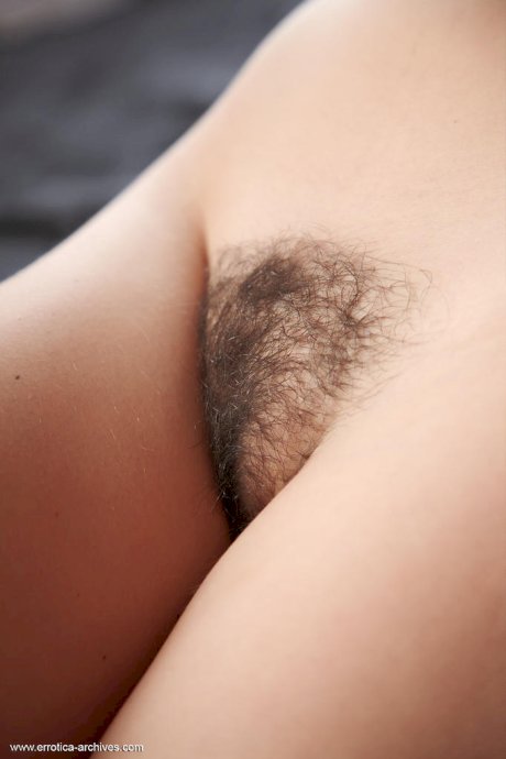 Young beauty Jasna fondly shows off her all natural vagina