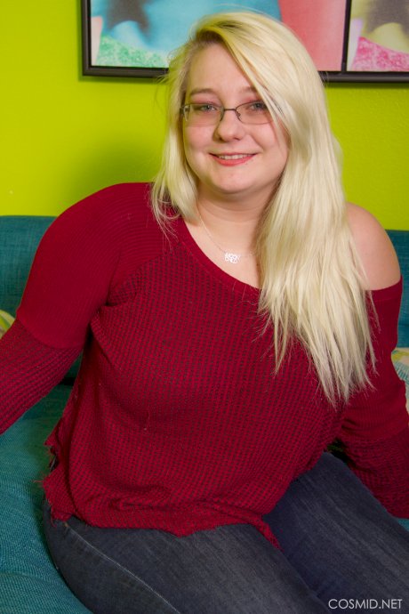 Blonde fatty Crystal Lewis makes her nude modeling debut wearing glasses