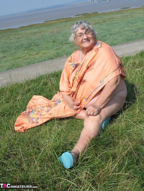 Geeky Grandma Libby flashing her monster mature curves in the filed