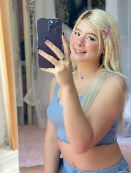 Blonde OnlyFans cam babe Yumi Bumsy flaunts her big ass in a sexy compilation