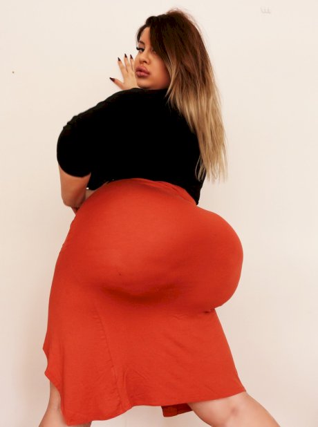 Stunning MILF fatty Natasha Crown flaunting her very big ass in a tight skirt