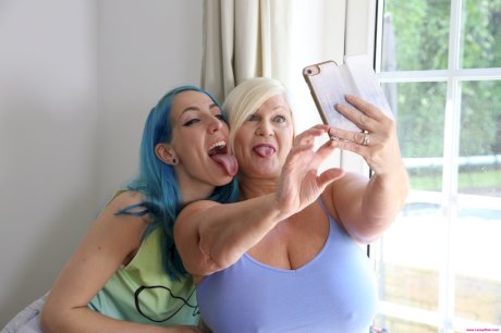 Mature lesbian Lacey Star & teen Liz Rainbow rim each other and scissor