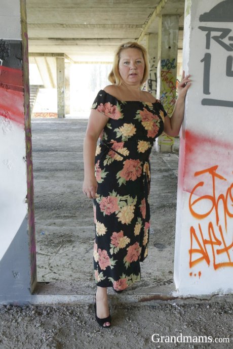 Chubby mature Olga titty fucks & rides a construction worker under a bridge