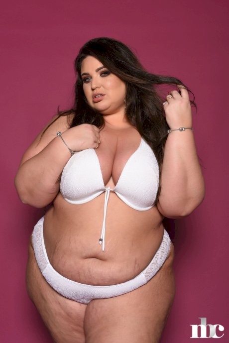 Fatty with a massive ass Yazmin Fox flaunts her natural tits in a solo