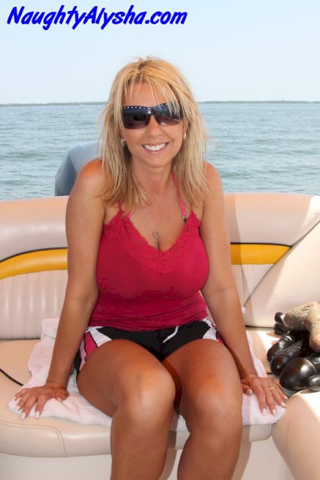 Blonde amateur looses her huge boobs from a bikini before riding huge dildos