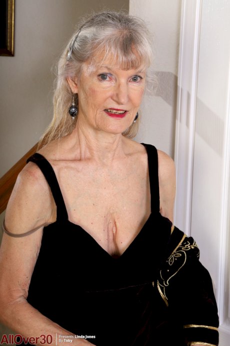 Old woman Linda Jones gives a wave after making her nude modelling debut
