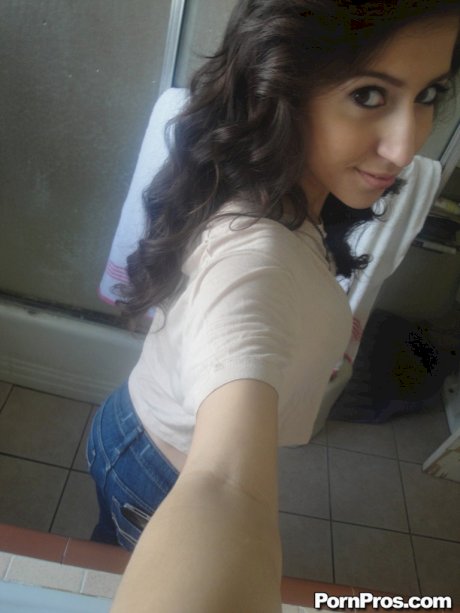 Latina ten April O'Neil whips out her big tits for selfies