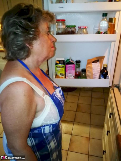 Old housewife Caro takes off her underwear in kitchen apron and stockings