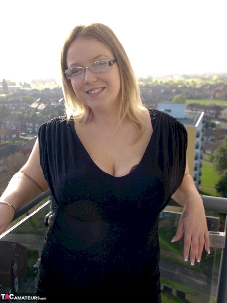 Overweight amateur Sindy Bust doffs a black dress while getting naked